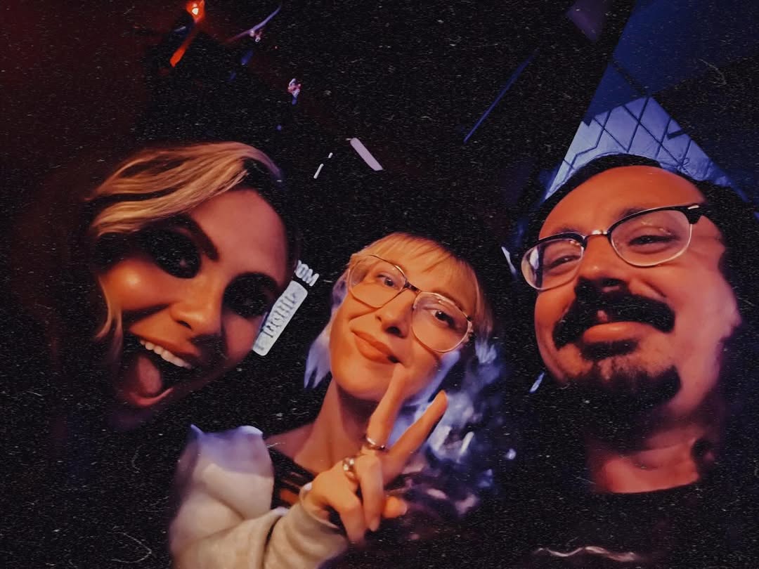 paramorebrasil's tweet image. Nova foto de Hayley com fãs no show de Zac, na The Blue Room Nashville.
📷 madison_morat