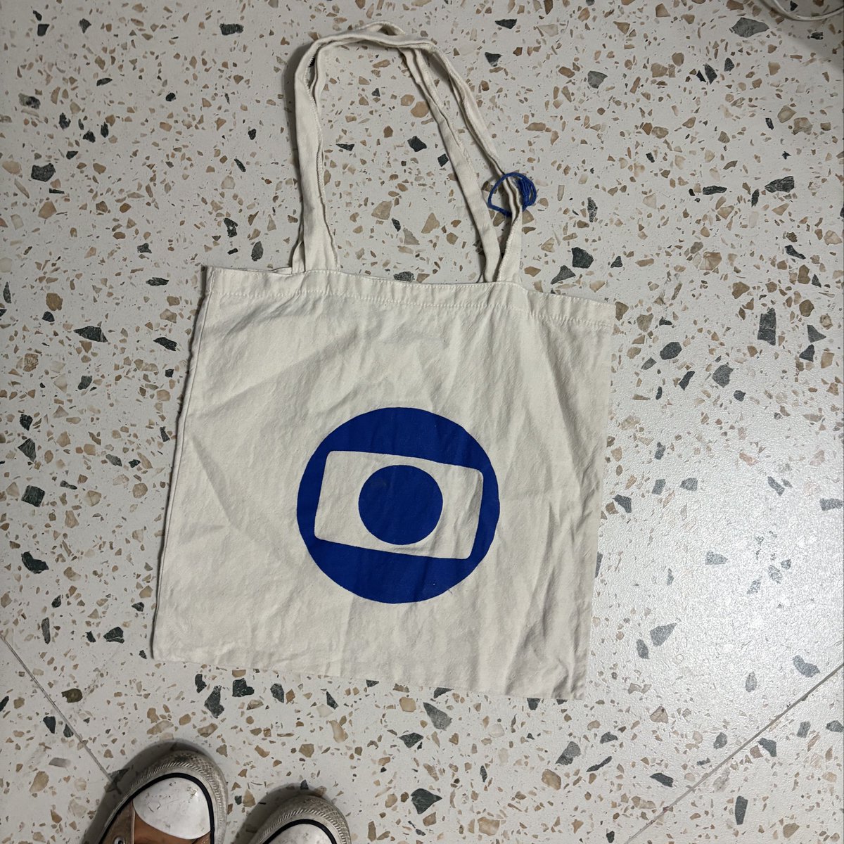 juliasphere's tweet image. lau me deu essa ecobag da globo e eu tô pensando em fazer uma regata com ela… serigrafia do logo da globo what a concept