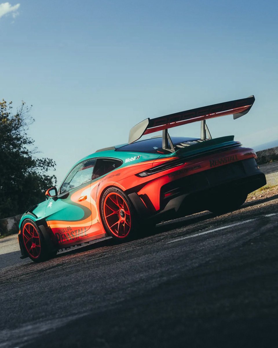 Hypebeast_JP's tweet image. デュアリパがポルシェとコラボレーションし、ワンオフ仕様の Dua Lipa Rennstall FT3 RS を発表!
911 GT3 RS の2024年モデルをベースにデュア本人が「Radical Optimism」ツアーを彷彿とさせる大胆なカラーでデザインしたこちらは現在 RM Sotheby’sにてオークション出品中となる。
Photo: RM Sotheby’s