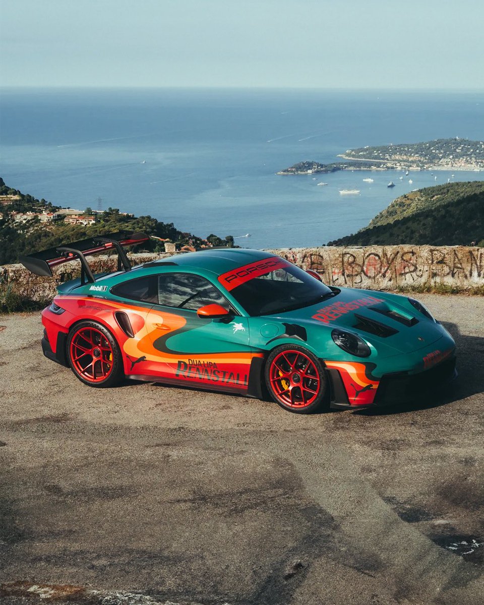 Hypebeast_JP's tweet image. デュアリパがポルシェとコラボレーションし、ワンオフ仕様の Dua Lipa Rennstall FT3 RS を発表!
911 GT3 RS の2024年モデルをベースにデュア本人が「Radical Optimism」ツアーを彷彿とさせる大胆なカラーでデザインしたこちらは現在 RM Sotheby’sにてオークション出品中となる。
Photo: RM Sotheby’s