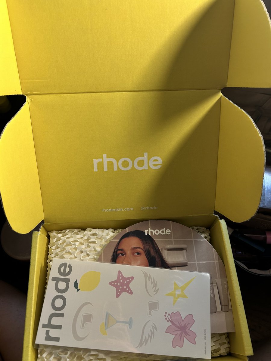 vonbvtch's tweet image. ahhhhhhh it’s perfect🍸🍋✨ @SkincareRhode