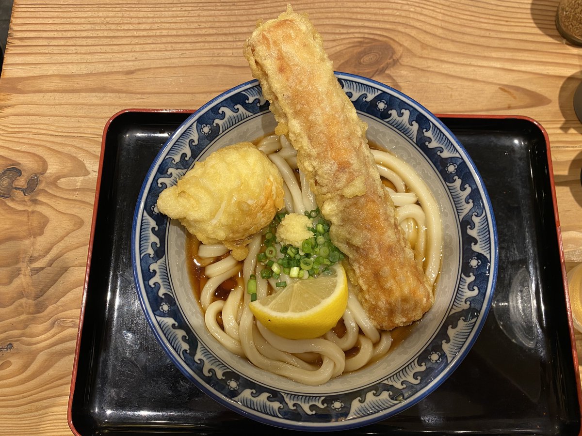 junkwak0512's tweet image. Chiku-Tama Tempura bukkake Udon (ちく玉天ぶっかけうどん) at Nanma Sennichimae Kamatake Udon (難波千日前 釜たけうどん), Tokyo Station. It is an Osaka-style Sanuki udon, and this shop is a Kamatake Udon franchise based in Osaka. A great chewy wheat noodle with rich dashi broth.
