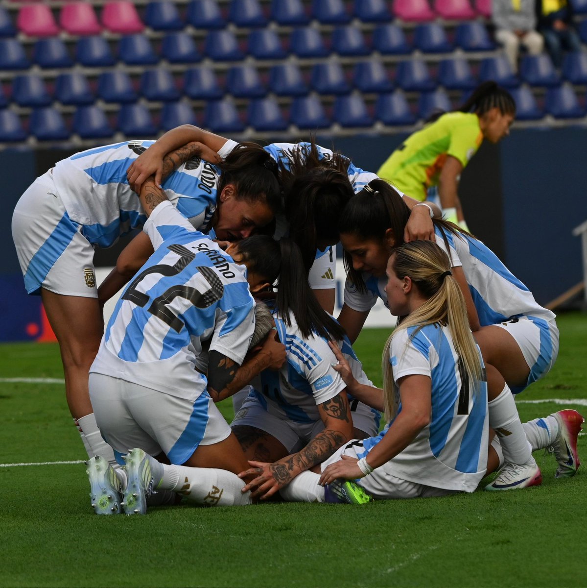 tapiachiqui's tweet image. ¡A SEMIS DE LA COPA AMÉRICA!
Felicitaciones a todas las jugadoras, a Germán Portanova y su cuerpo técnico, y a quienes forman parte de nuestra Selección Femenina por la clasificación a la próxima instancia del certamen.
Un orgullo y una alegría enorme. ¡Seguimos por más! 🩵🤍🩵