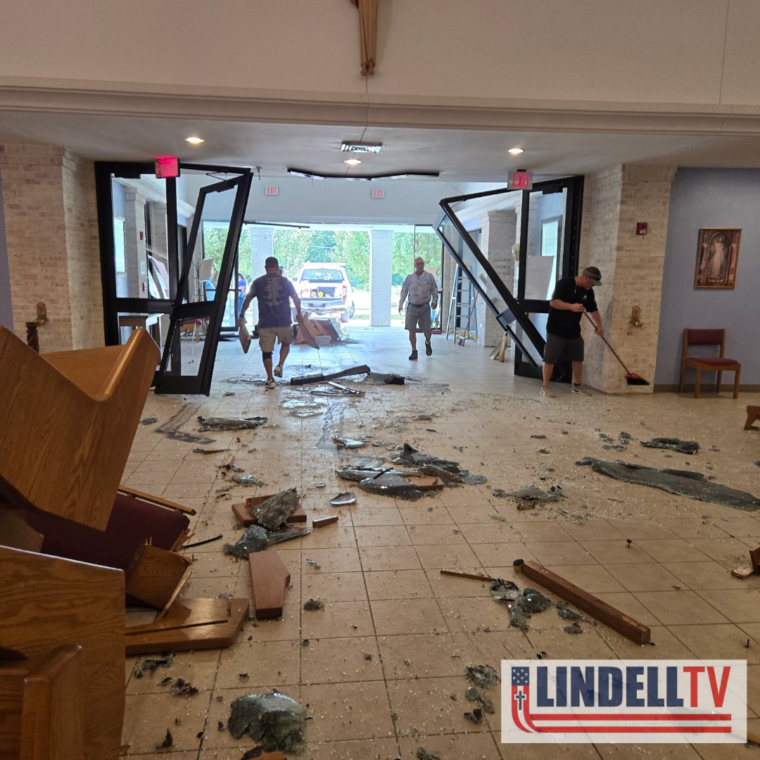 VanessaBNews's tweet image. ๐จ BREAKING: A woman deliberately drove into a Catholic church in Texas, smashing through pews and striking the altar โ not once, but twice, according to police.
The FBI is now involved.
Police confirm it was intentional โ but are not yet labeling it a hate crime.
๐๏ธโฆ