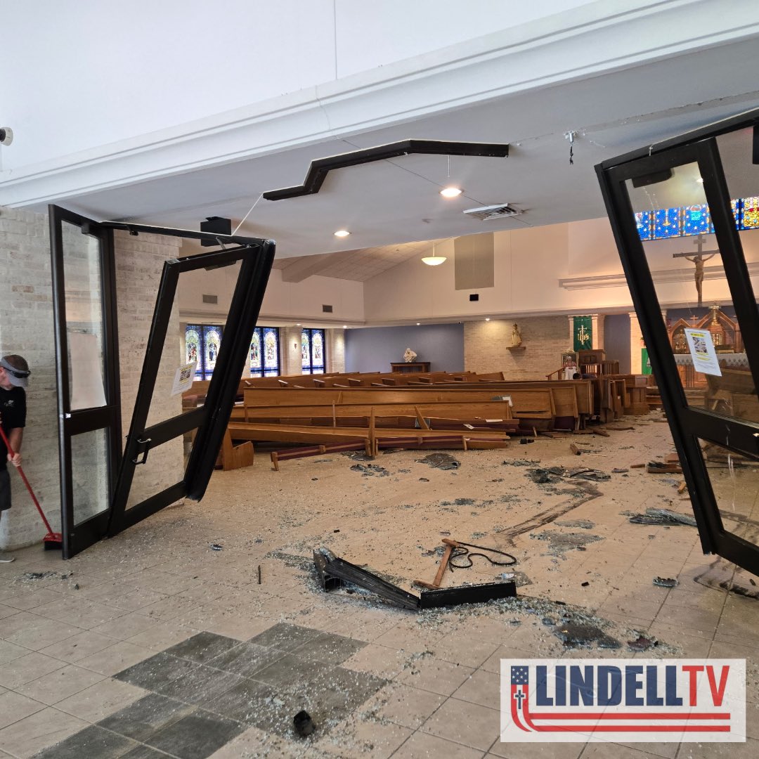 VanessaBNews's tweet image. ๐จ BREAKING: A woman deliberately drove into a Catholic church in Texas, smashing through pews and striking the altar โ not once, but twice, according to police.
The FBI is now involved.
Police confirm it was intentional โ but are not yet labeling it a hate crime.
๐๏ธโฆ
