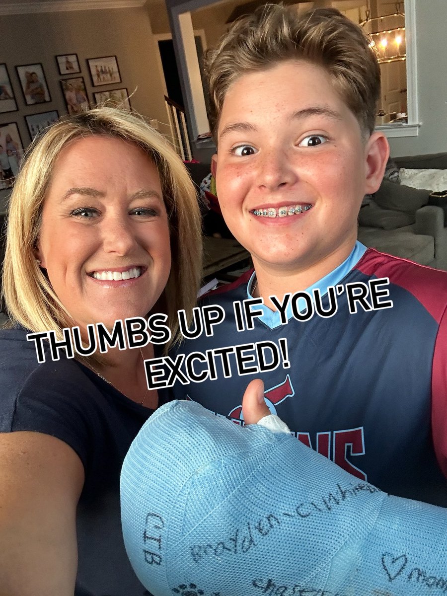 JamieApody's tweet image. Tanner is pumped that it’s J.A.M. (Jamie Apody Monday) on @FOX29philly’s The Phantastic Sports Show!
Then again, that’s the ONLY finger he can put up so I hope I read the signal right…