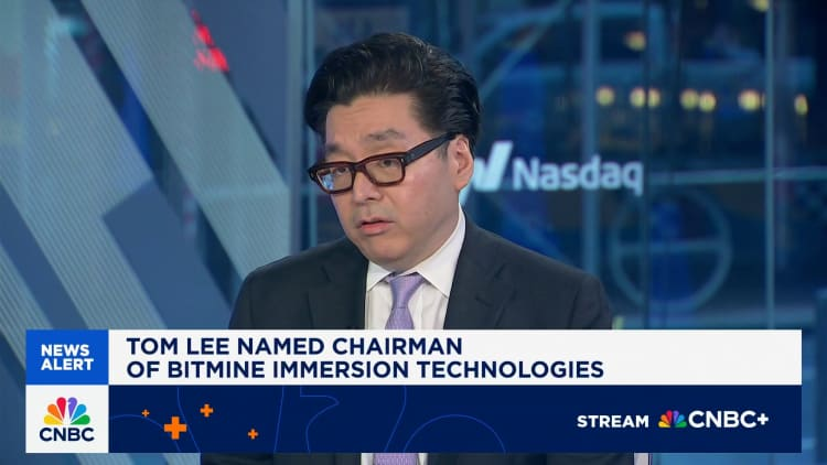 🚨 BREAKING: Cathie Wood e Ark Invest acquistano 4,4 milioni di azioni della Ethereum Treasury Company di Tom Lee