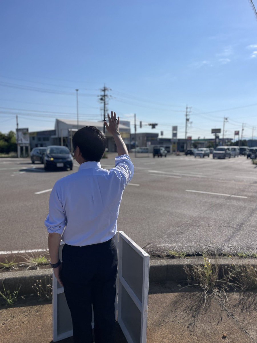 hajime24331's tweet image. 【朝の辻立ちを終えて】
今朝、小松市で辻立ちを行い選挙戦のお礼を。
行き交う視線は厳しく、解党的な出直しが必要と感じるとともに、日々の一歩一歩が、確かな政治へとつながると信じ、コツコツと歩みを進めます。…