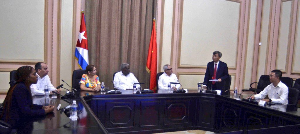 Celebrado acto de entrega de donativo de la Asamblea Nacional de #Vietnam🇻🇳 para el sistema de videoconferencia de la <a href="/AsambleaCuba/">Asamblea Nacional Cuba</a>🇨🇺, en el marco del acuerdo de cooperación interparlamentaria suscrito entre ambas naciones 

✅️La jornada estuvo encabezada por Esteban Lazo
