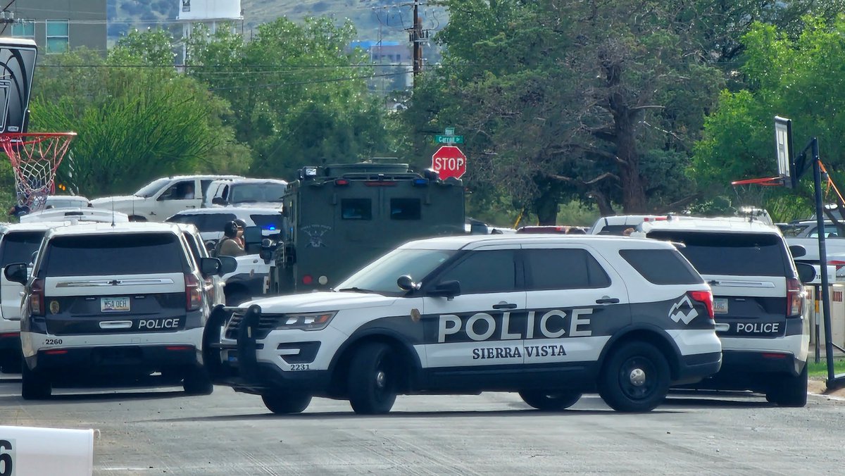 SierraVistaLIVE's tweet image. Barricaded person at a house on Peterson St in Sierra Vista. SWAT trying to make contact with the male individual now.