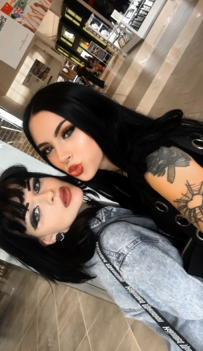 spookyhellions's tweet image. name a more hotter powerful bestfriend duo (u can’t!) @sinisterd0ll