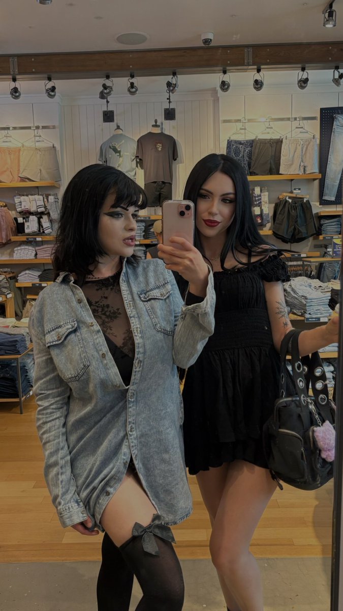 spookyhellions's tweet image. name a more hotter powerful bestfriend duo (u can’t!) @sinisterd0ll