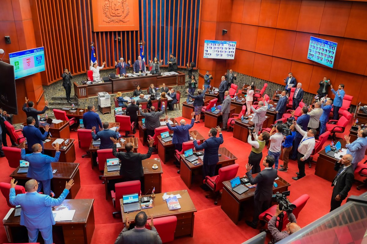 Después de más de cinco horas de debates, los senadores aprobaron de pie y a unanimidad con modificaciones en segunda lectura la Ley Orgánica que instituye el Código Penal de la República Dominicana.