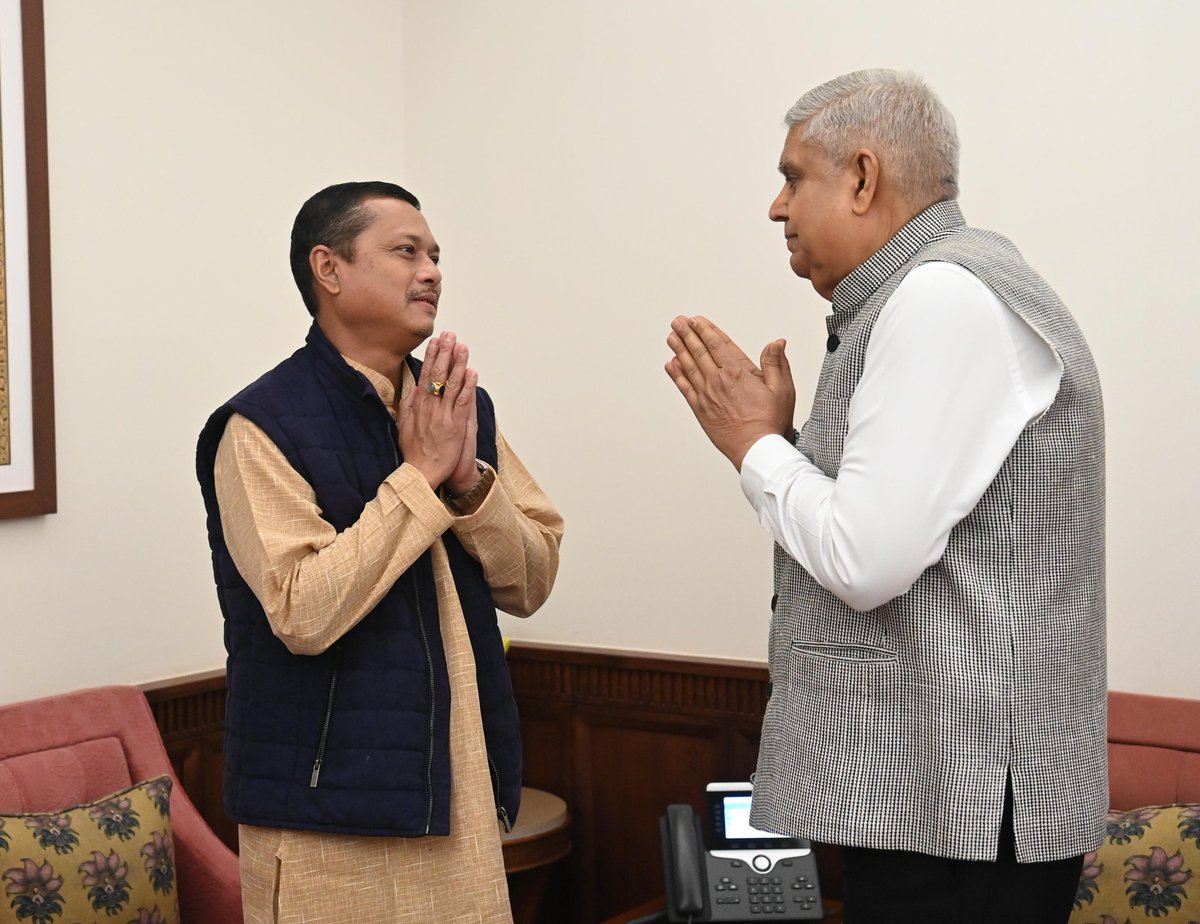 MaharajaManipur's tweet image. My Heartfelt farewell to Hon VP of India @VPIndia & Chairman @RajyaSabha Shri Jagdeep Dhankar ji for your mid term retirement due to health issues.Your guidance & inspiration to all of us will always shine in our hearts.May you be blessed with a long, healthy and happy life 馃檹.