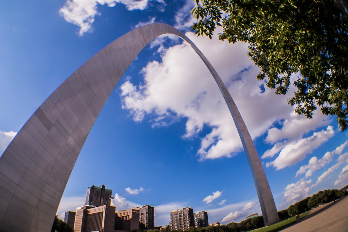 GatewayArchSTL's tweet image. 🚨 Calling all artists! I’m turning 60—and I want YOU to help me celebrate in a big (mural-sized) way!
The Gateway Arch Research Center Mural Competition is your chance to make history—with a design that celebrates 60 years of me and my hometown, St. Louis.
🗓️ Submit by Friday,…