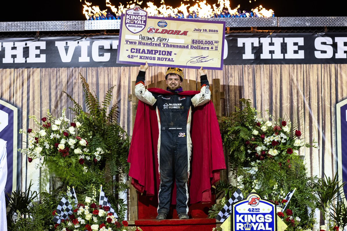 WorldofOutlaws's tweet image. Secure the #KingsRoyal crown โ
Now this week @AnthonyMacri7 looks to defend the porch!
Catch King Anthony XLII in a trio of Outlaw ๐ Posse battles this week!
๐ @BAPSRace (Wednesday, July 23)
๐ @WilliamsGrove (Fri-Sat, July 25-26)
๐๏ธ bit.ly/WoOSCSTix