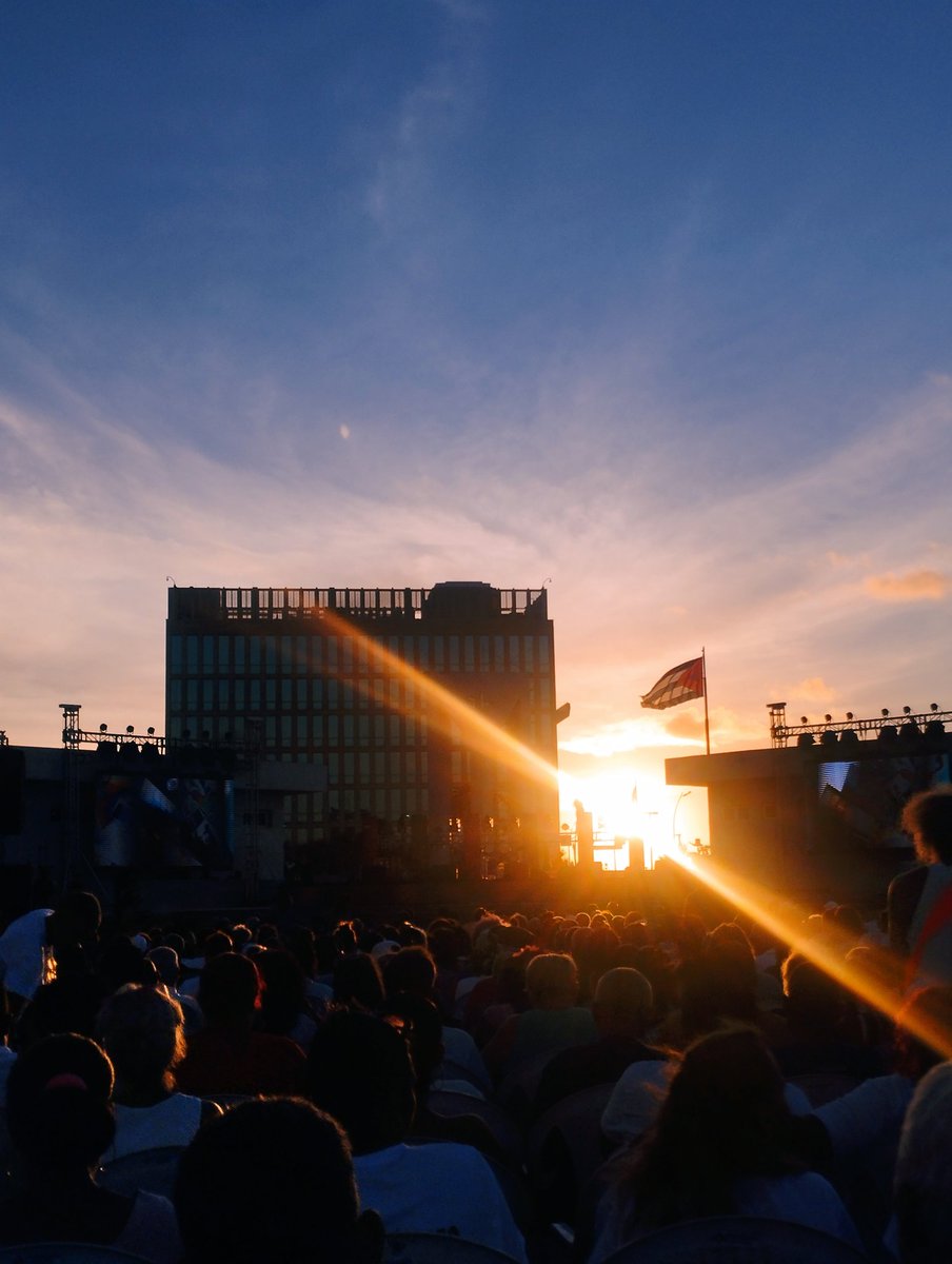 El más bello de los atardeceres 🌇 en conmemoración al 2️⃣6️⃣ de Julio♥️🖤 y en la tribuna antimperialista 

Se puede pedir más ⁉️

#CubaViveEnSuHistoría 
#CubaEstáFirme