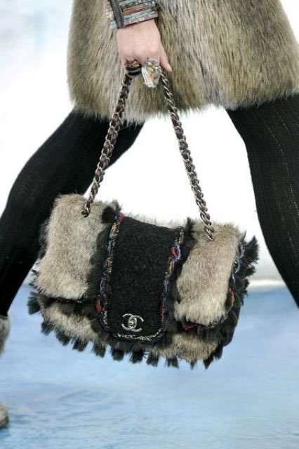 LegendaryLade's tweet image. Rubi Rose with her Chanel FW 2010 rabbit fur flap bag! 🔥
“Oh this new rabbit fur vintage Chanel?”
#BaddieBagCheck