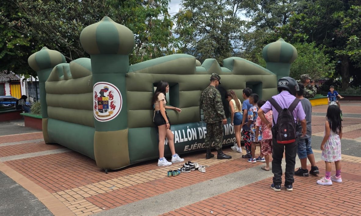 Ejercito_Div5's tweet image. En el corregimiento de Barcelona, de Calarcá, #Quindío, los soldados del Batallón de Alta Montaña N.°5, apoyaron un mercado campesino, actividad fundamental para fortalecer la economía local y promover la seguridad alimentaria de los campesinos.
#NuestroCompromisoEs🇨🇴…
