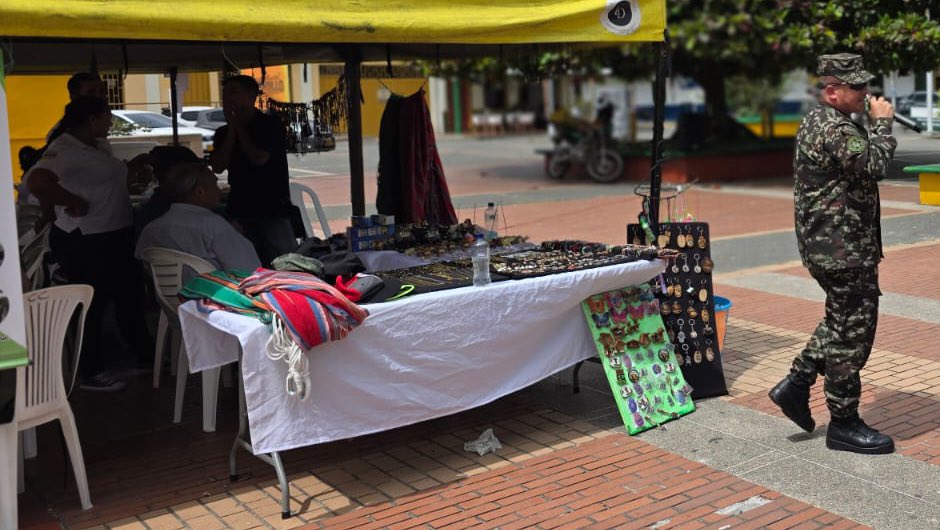 Ejercito_Div5's tweet image. En el corregimiento de Barcelona, de Calarcá, #Quindío, los soldados del Batallón de Alta Montaña N.°5, apoyaron un mercado campesino, actividad fundamental para fortalecer la economía local y promover la seguridad alimentaria de los campesinos.
#NuestroCompromisoEs🇨🇴…