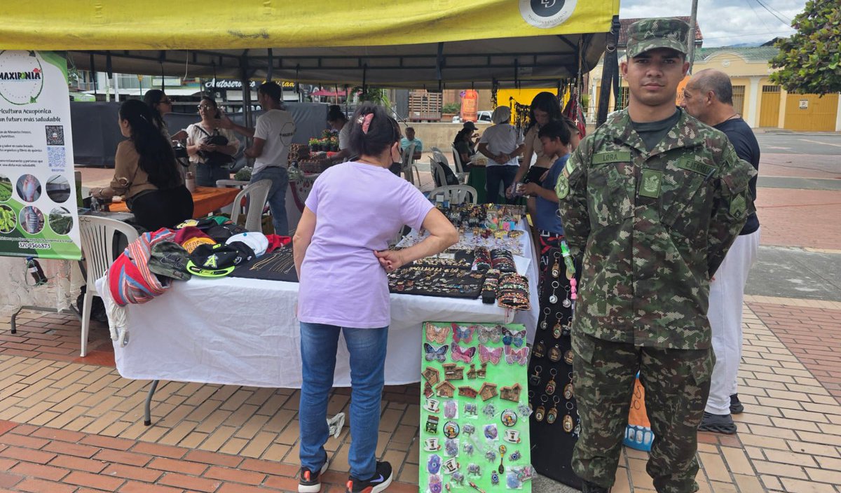 Ejercito_Div5's tweet image. En el corregimiento de Barcelona, de Calarcá, #Quindío, los soldados del Batallón de Alta Montaña N.°5, apoyaron un mercado campesino, actividad fundamental para fortalecer la economía local y promover la seguridad alimentaria de los campesinos.
#NuestroCompromisoEs🇨🇴…
