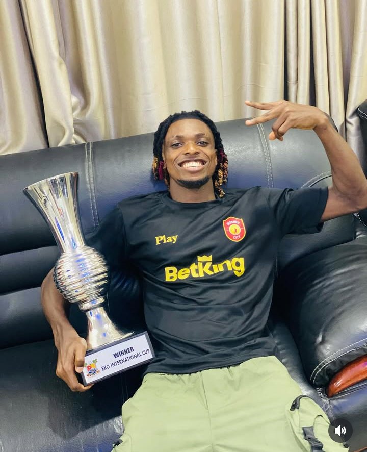 The Babajide Sanwo-Olu Trophy delivered to the arms of the skipper 🏆📸
#EIC2025 #givemefootball