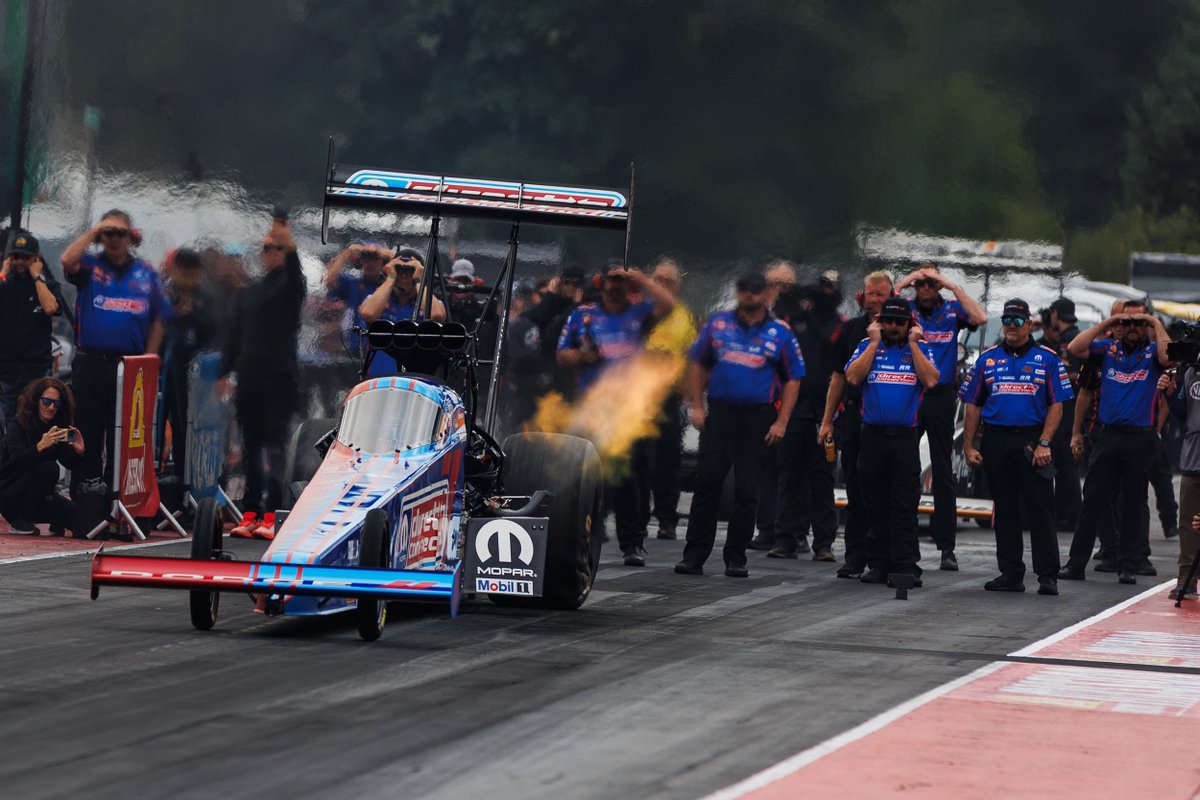 TonyStewart's tweet image. We swung. We missed.
Round 2 was set up to be a much needed win, but we scattered a #HEMI instead.
But what makes a bad day better? My team mate @MattHagan_FC getting his first win of the 2025 season! Huge congrats to Stretch, Phil, Alex and the entire #DirectConnection Funny Car…