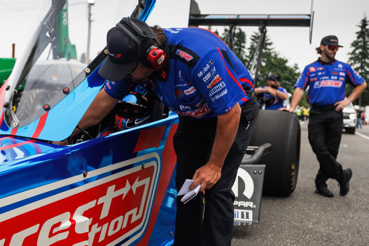 TonyStewart's tweet image. We swung. We missed.
Round 2 was set up to be a much needed win, but we scattered a #HEMI instead.
But what makes a bad day better? My team mate @MattHagan_FC getting his first win of the 2025 season! Huge congrats to Stretch, Phil, Alex and the entire #DirectConnection Funny Car…