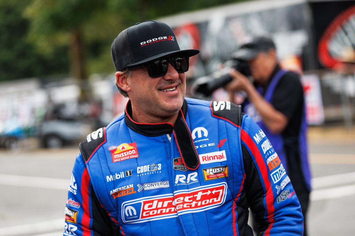 TonyStewart's tweet image. We swung. We missed.
Round 2 was set up to be a much needed win, but we scattered a #HEMI instead.
But what makes a bad day better? My team mate @MattHagan_FC getting his first win of the 2025 season! Huge congrats to Stretch, Phil, Alex and the entire #DirectConnection Funny Car…