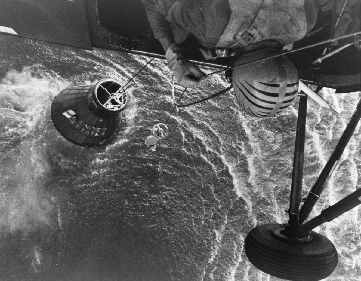 airandspace's tweet image. After the hatch of Gus Grissom's Liberty Bell 7 blew suddenly after splashdown today in 1961, it began to sink. The Marine Corps helicopter tried to recover it, but the water flowing in made it too heavy. The capsule remained at the bottom of the ocean until 1999.