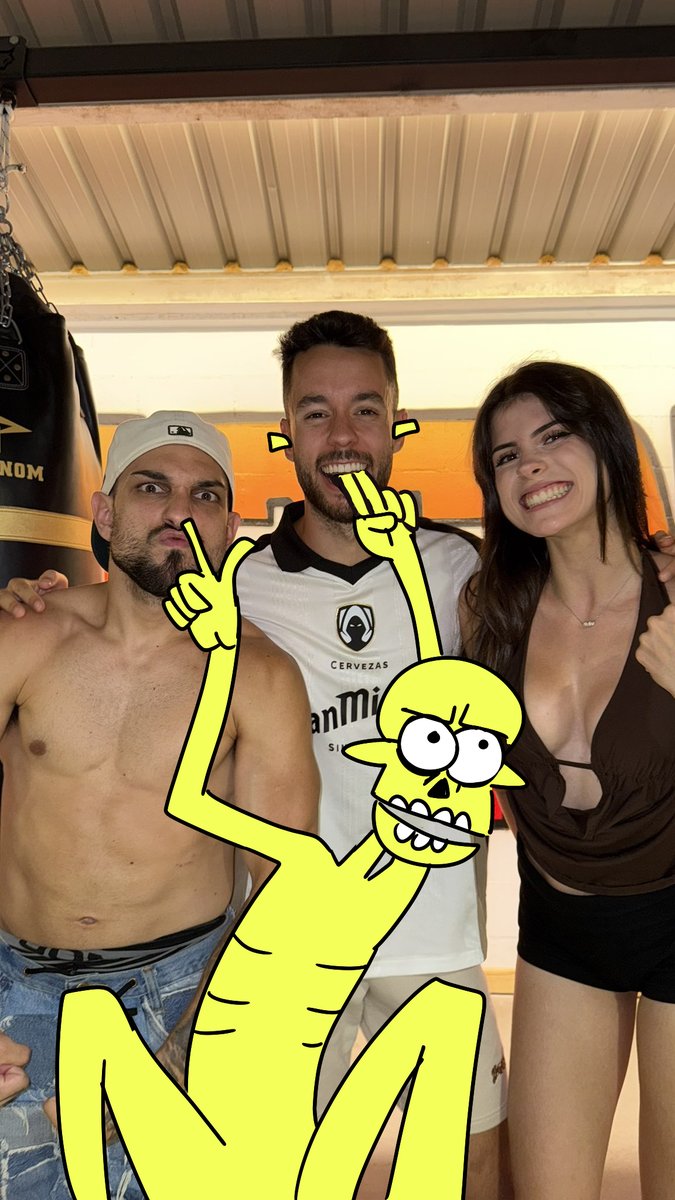 Aquí, con mis amigos de la Velada <a href="/TheGrefg/">Grefg =)</a> <a href="/Peereira7/">Pereira</a> <a href="/abbyiimu/">Heretics Abby 🎀⋆ ˚｡⋆୨୧˚</a>  #veladadelano5