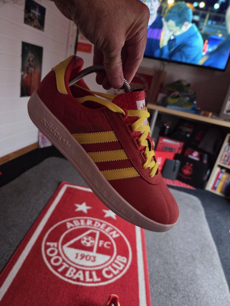 mavv1903's tweet image. 2019 Trimm Trab brand new...5 year ago I painted stripes and heel tab and changed laces then been on display since in redshed...I think im going to wear the fuckers now 😆