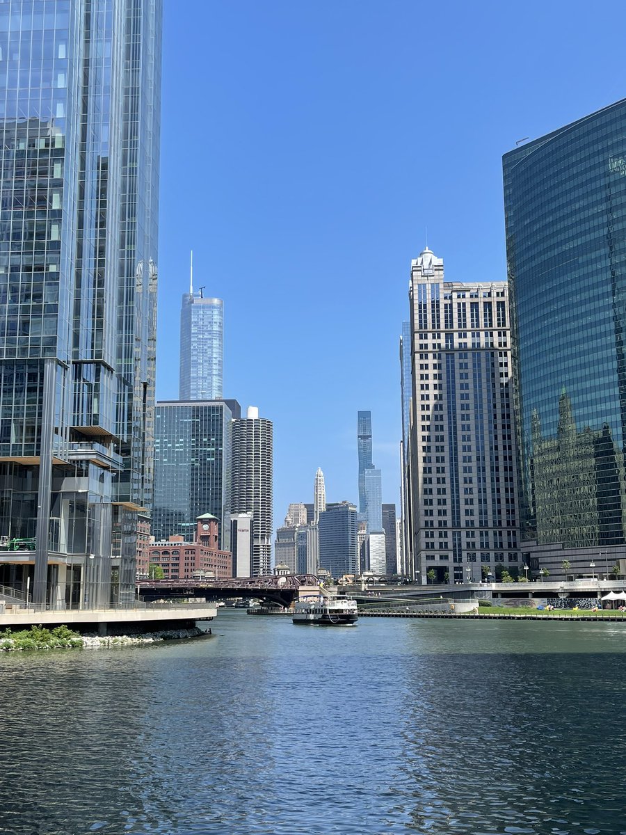 madswag4315's tweet image. does anyone wanna fall in love so we can admire the beauty of Chicago together