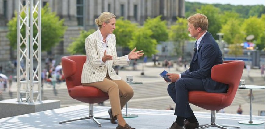 Ich bin mir sicher, dass die Reichweite des #Sommerinterview(s) ohne den absichtlich schlechten Ton nur halb so groß wäre. Die #scheißARD hat sich ins eigene Knie geschossen.