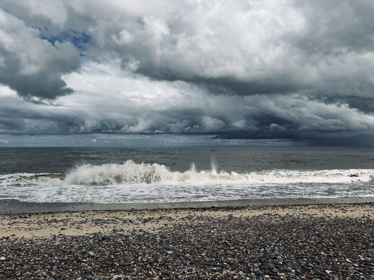 tonyjonescomm's tweet image. Afternoon walk under some grey and foreboding skies #Kessingland
