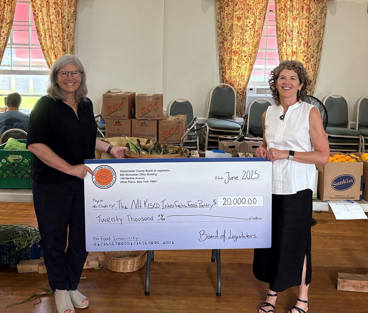 westchesterBOL's tweet image. Leg. Erika Pierce presented $20K in community funding to the Mount Kisco Interfaith Food Pantry to support its fight against food insecurity. The pantry serves 118K+ people yearly across 21 communities.
#WestchesterBOL #WCBOL #FightingHunger #CommunitySupport #MountKiscoNY