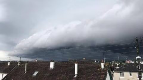 360actufr's tweet image. 🚨🇫🇷 FLASH INFO | Tours : une tornade frappe l’aéroport et fait des dégâts dans une commune voisine. Une quinzaine de sapeurs-pompiers sont intervenus pour sécuriser les toits de 6 habitations, dont 2 ont été plus durement touchées par le passage de la tornade. (Source :…