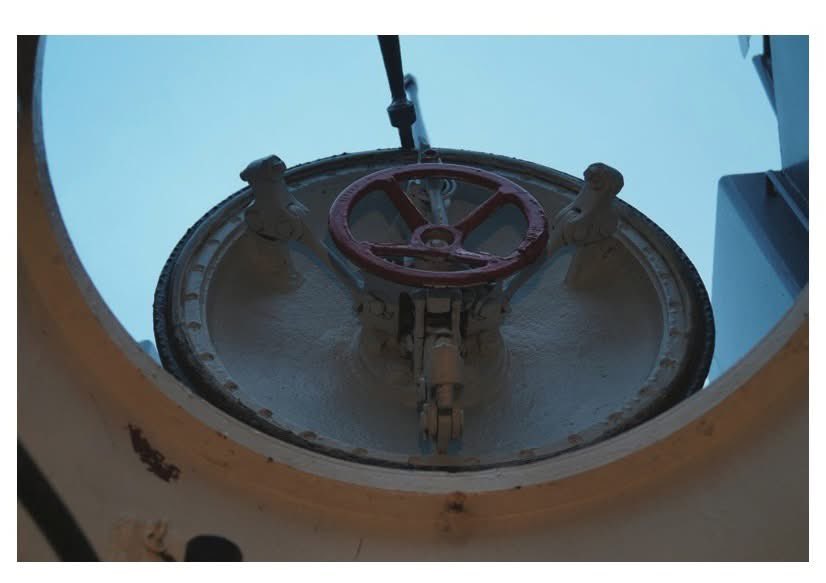 LSalt1's tweet image. Monday opens the hatch into a new week… #MondayVibes