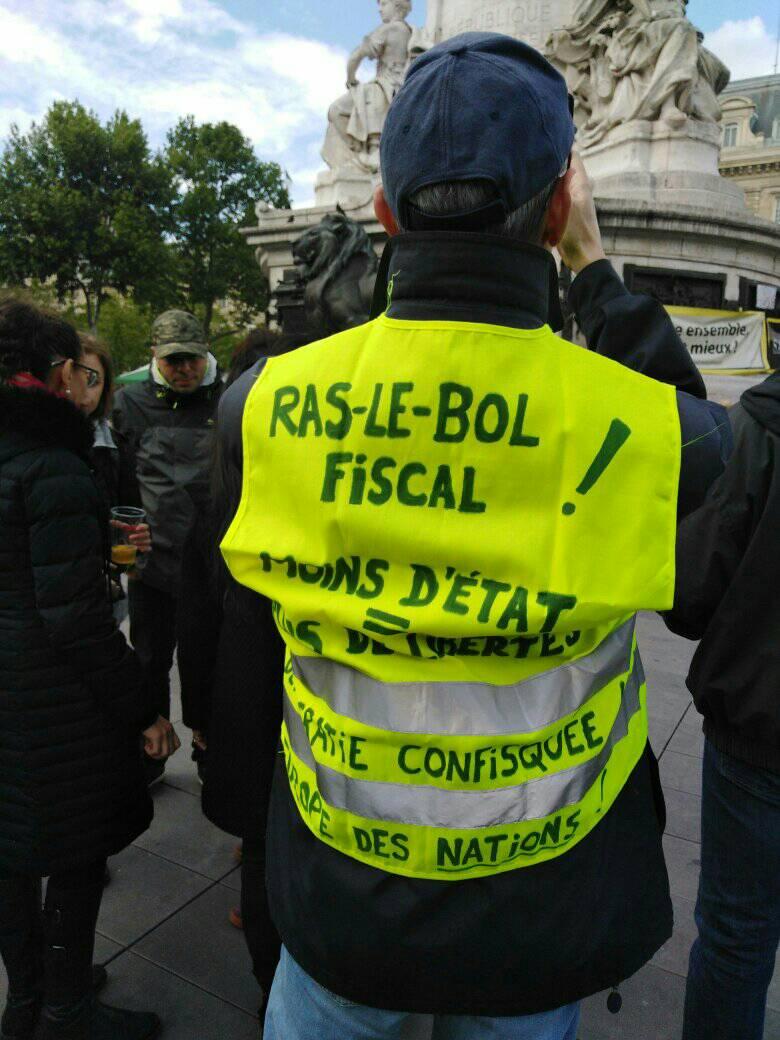 collCartonJaune's tweet photo. Prêts pour la rentrée avec les Nicolas et Julie qui paient, #LesGueux, Les motards en colère, les agriculteurs… ?

Ressortons nos #GiletsJaunes ! https://t.co/K8sDGBRTer