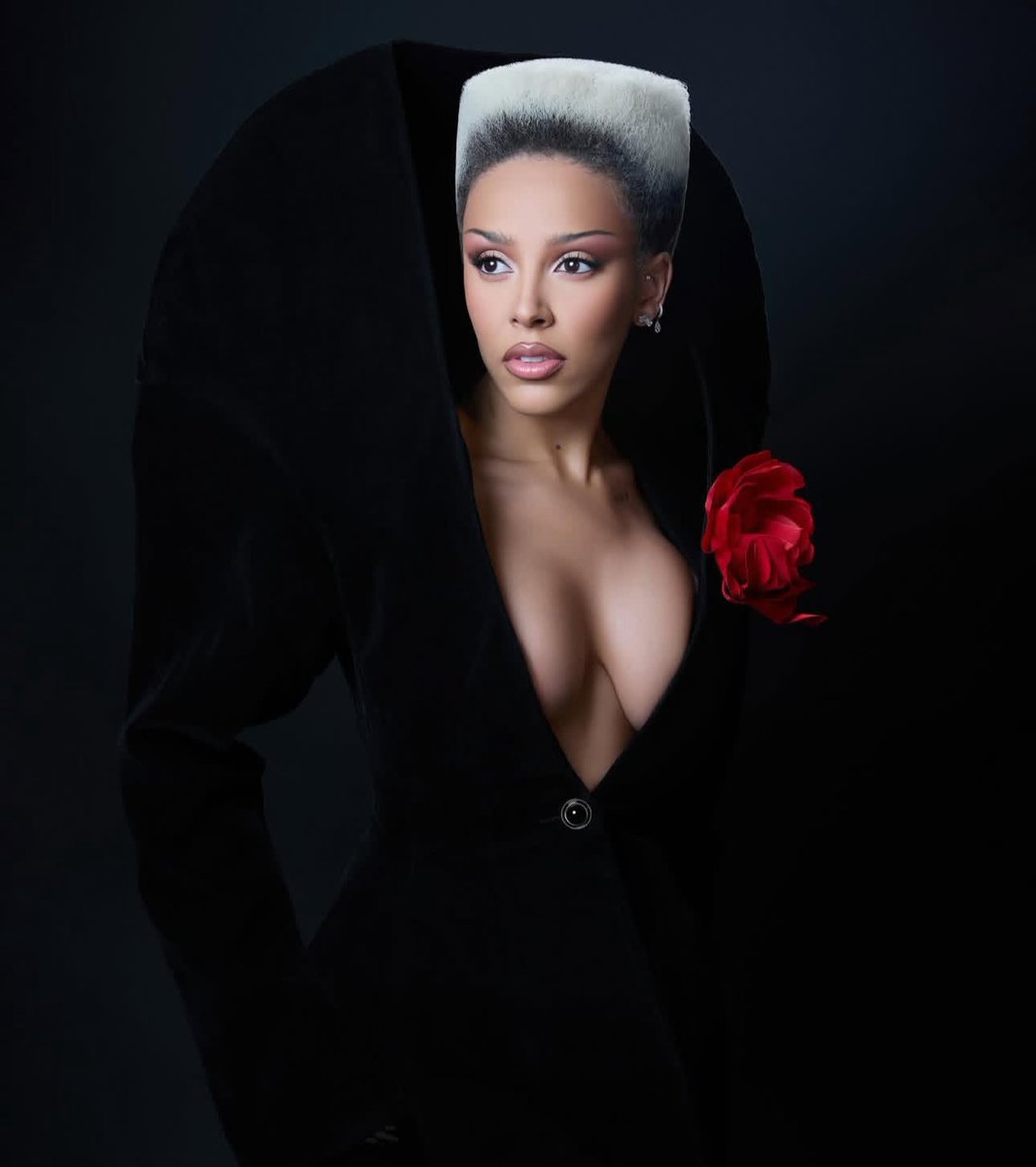 DojaPortal's tweet image. By the end of the year (2025), @DojaCat is expected to have 3 new songs over 1B STREAMS on Spotify.
— This will make her the female rapper with most songs over 1B streams (9) in Spotify history.