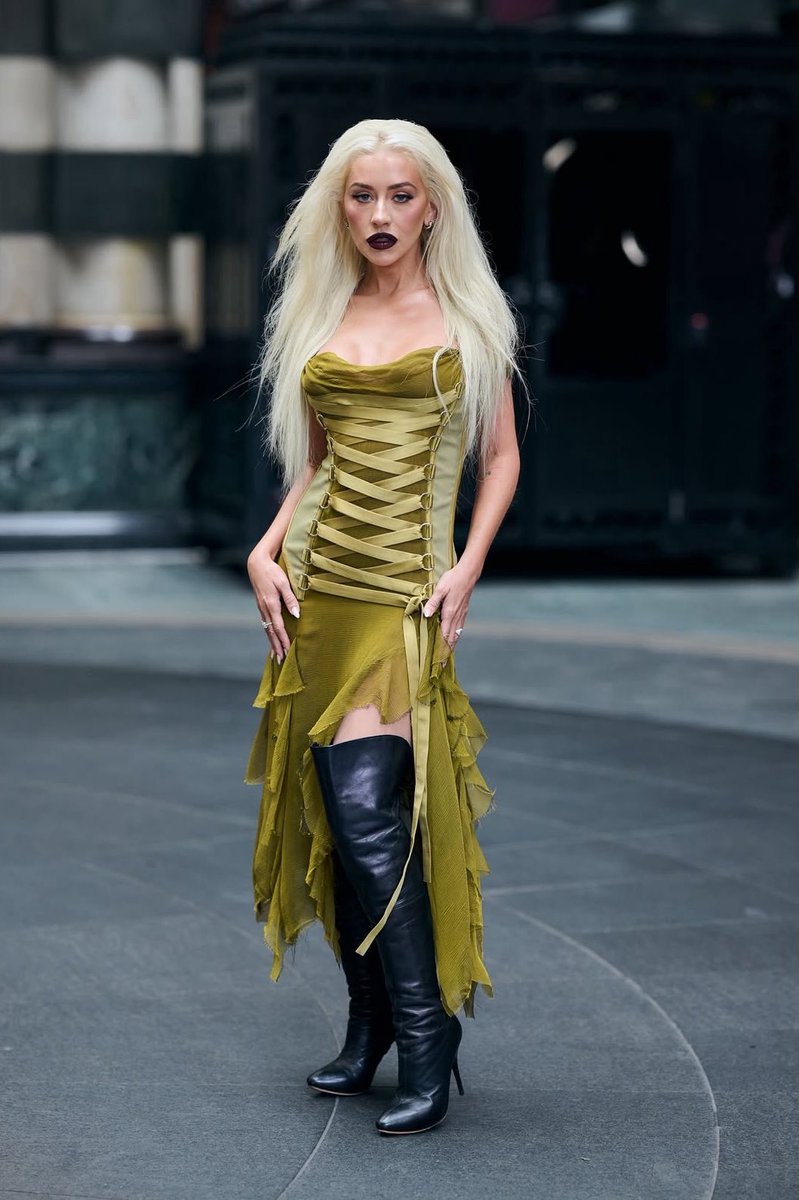 LegendaryLade's tweet image. Christina Aguilera wearing Versace FW03 reviving a very familiar iconic look w/ similar hair and makeup!🔥
The same dress worn in the Versace F/W 2003 campaign photographed by Steven Meisel!
