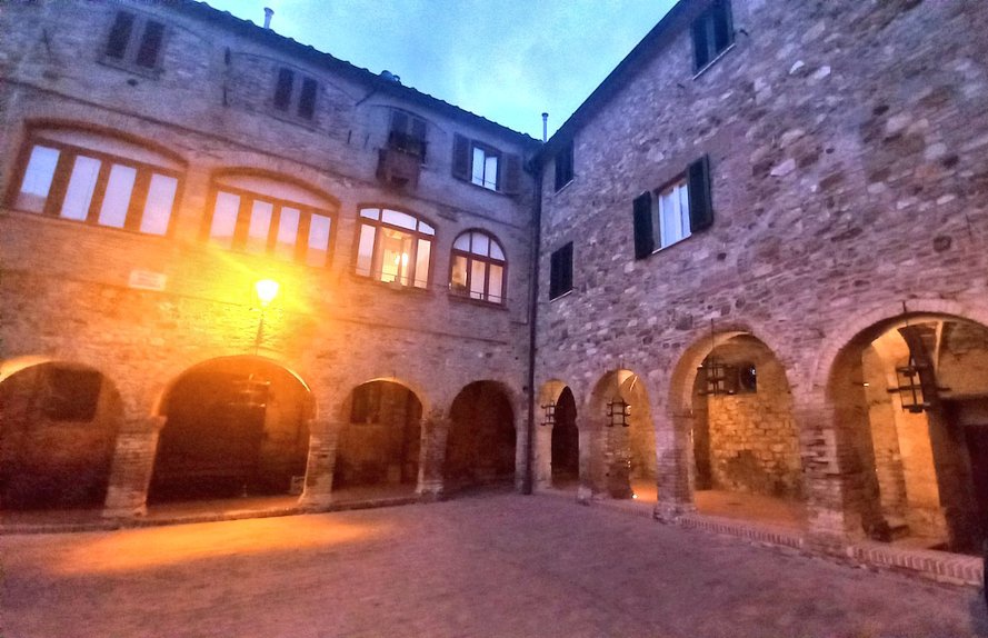 Simona_Ti's tweet photo. Tra vicoli e chiostri..
#art #travel #tourism
#Suvereto #Toscana
#Borghibelli #ThisisItaly 💖 https://t.co/rFNSHXRy2u