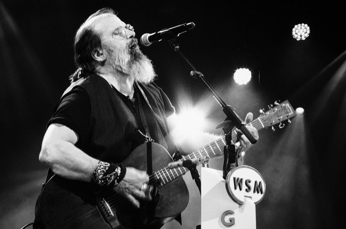 LOW TICKET ALERT ‼️ @steveearle is coming to <a href="/colo_chautauqua/">Colorado Chautauqua</a> with Buffalo Traffic Jam TONIGHT! 🎤 Doors open at 6:30 PM and the show kicks off at 7:30 PM.

Get your tickets today at. ~ loom.ly/1CHEDUw

Presented by Z2 Entertainment &amp; <a href="/973KBCO/">97.3 KBCO</a>.