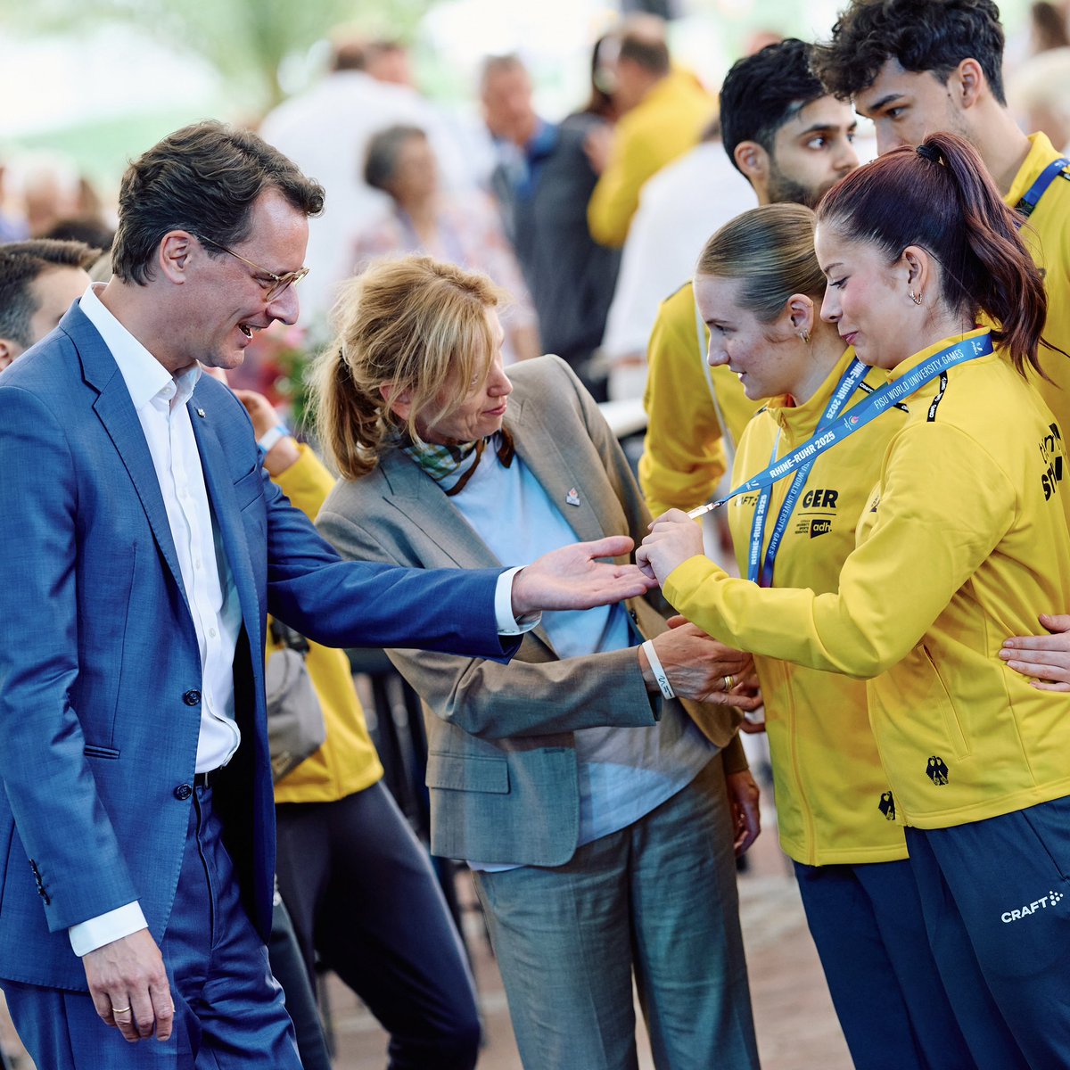 landnrw's tweet image. 🏅 Was für ein starker Auftritt des deutschen Teams bisher bei den @FISU World University Games! Beim Deutschen Empfang in Essen wurden die großartigen Sportlerinnen und Sportler gefeiert. MP @HendrikWuest würdigte u. a. ihren Einsatz, ihren Teamgeist und ihre Vorbildfunktion.
