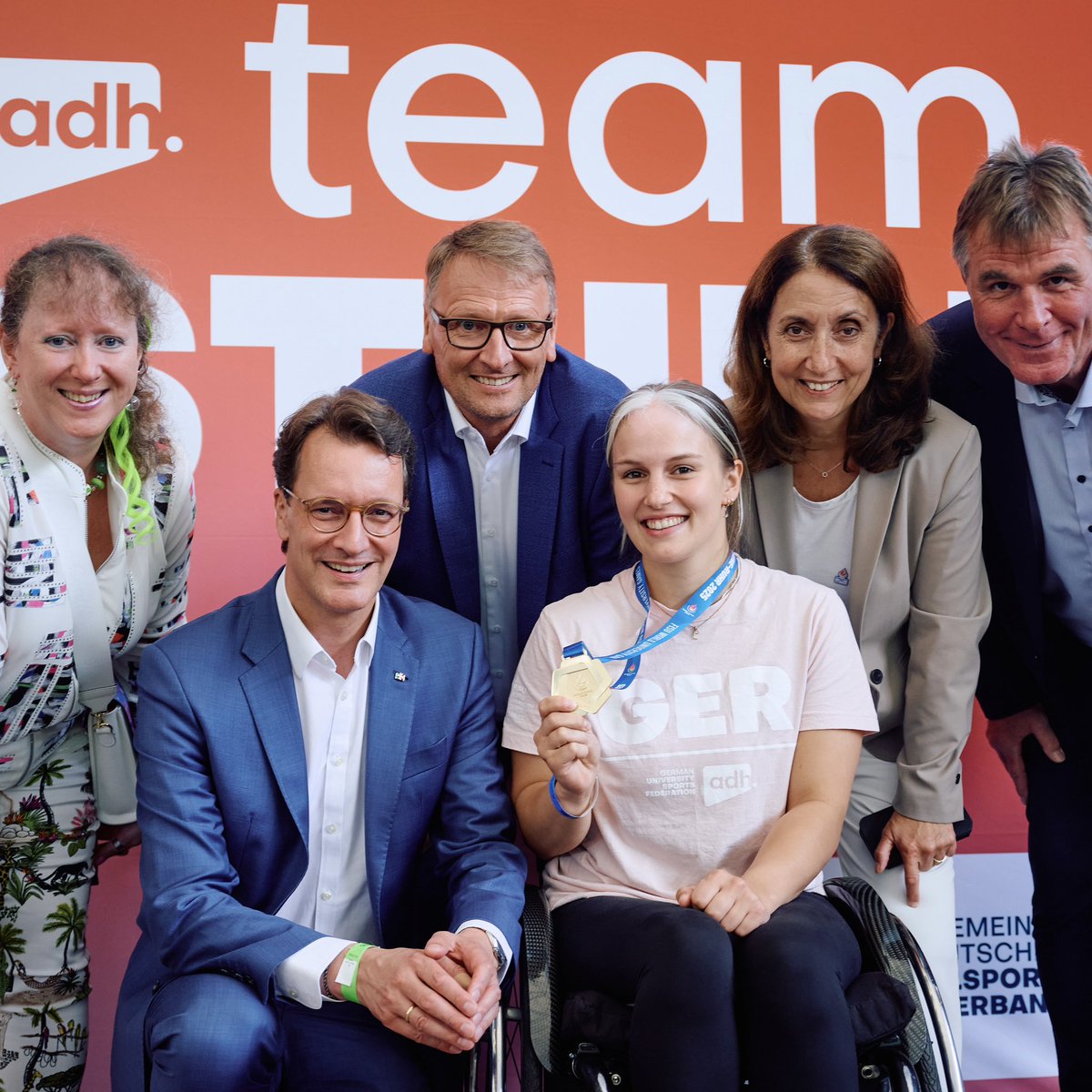 landnrw's tweet image. 🏅 Was für ein starker Auftritt des deutschen Teams bisher bei den @FISU World University Games! Beim Deutschen Empfang in Essen wurden die großartigen Sportlerinnen und Sportler gefeiert. MP @HendrikWuest würdigte u. a. ihren Einsatz, ihren Teamgeist und ihre Vorbildfunktion.
