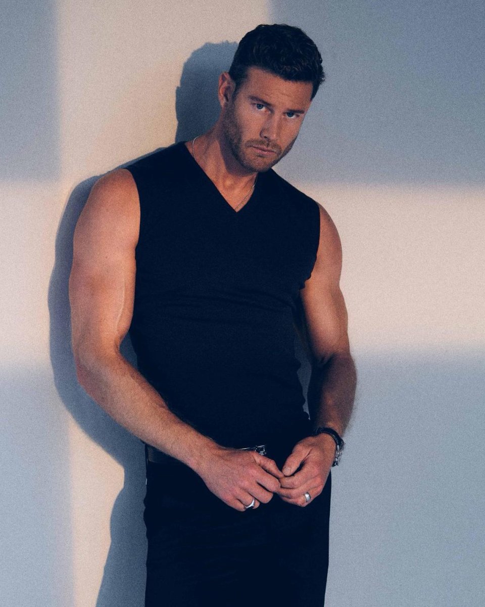 dhebshxbxbb's tweet image. with all this talk recently of different batman fancast i thought id throw my hat into the ring
tom hopper as the #DCU ‘s batman