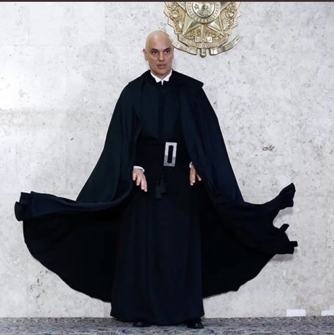 visegrad24's tweet image. BREAKING:
Brazilian Supreme Court Justice Alexandre de Moraes just banned former Brazilian President Jair Bolsonaro from giving interviews to the media