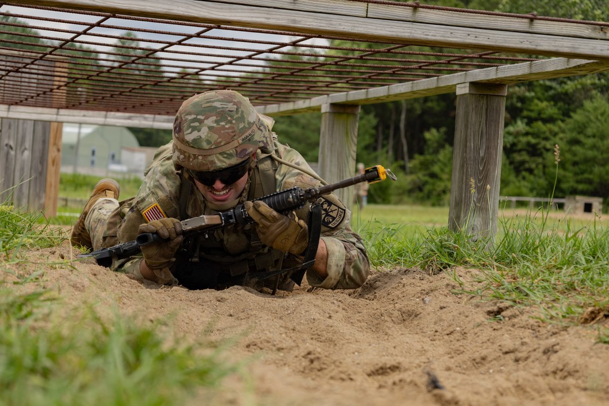 ArmyROTC's tweet image. Ready to launch! 9th Regiment #AdvancedCamp Cadets perfect their aim as they complete the Hand Grenade Assault Course at #CadetSummerTraining 馃挘 馃挜
馃摳: Sidney Lasley, Murray State University, CST Public Affairs Office