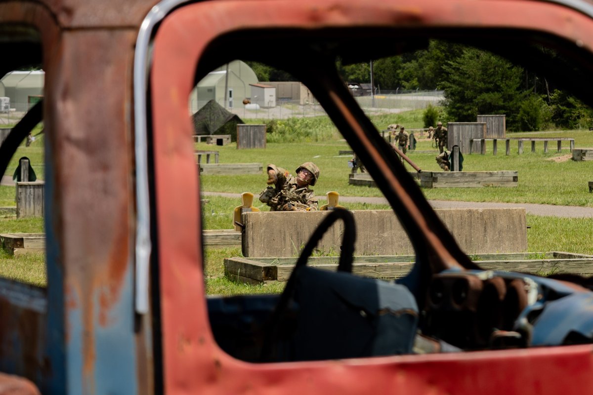ArmyROTC's tweet image. Ready to launch! 9th Regiment #AdvancedCamp Cadets perfect their aim as they complete the Hand Grenade Assault Course at #CadetSummerTraining 馃挘 馃挜
馃摳: Sidney Lasley, Murray State University, CST Public Affairs Office