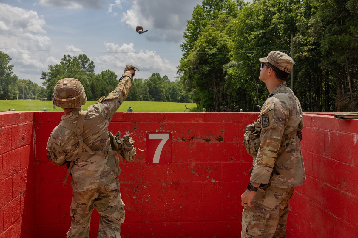 ArmyROTC's tweet image. Ready to launch! 9th Regiment #AdvancedCamp Cadets perfect their aim as they complete the Hand Grenade Assault Course at #CadetSummerTraining 馃挘 馃挜
馃摳: Sidney Lasley, Murray State University, CST Public Affairs Office